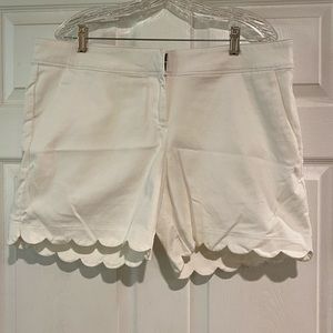 Isaac Mizrahi New York white scalloped shorts. Size 14
